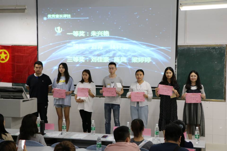 白锐老师为获奖寝室代表颁奖