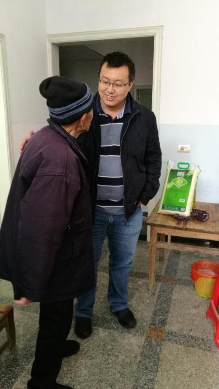 李腾书记与老党员进行亲切交谈