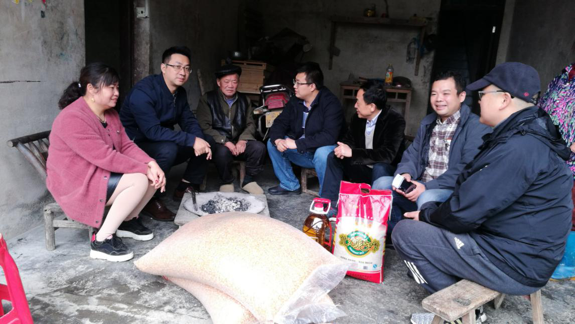 我院教师与贫困户进行交谈