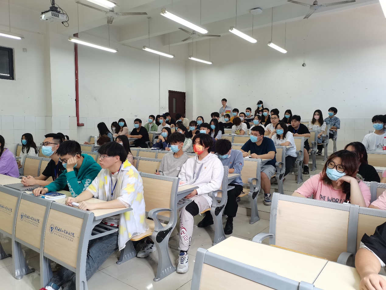 一群人在餐厅里中度可信度描述已自动生成 一群人在餐厅里中度可信度描述已自动生成